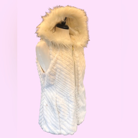 Marc New York Andrew Marc white faux fur outerwear vest, US women’s size medium. - Picture 4 of 6